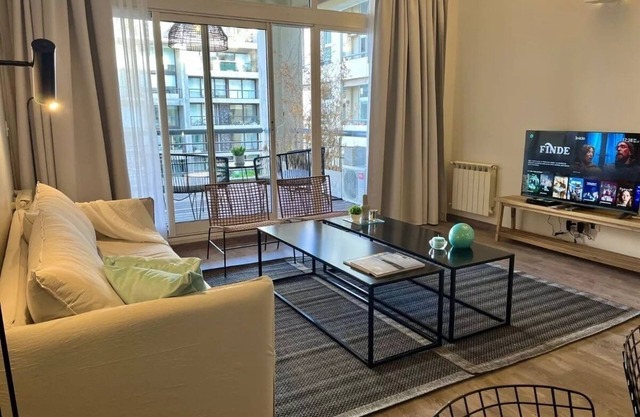 Beautiful, modern apt for 4 guests