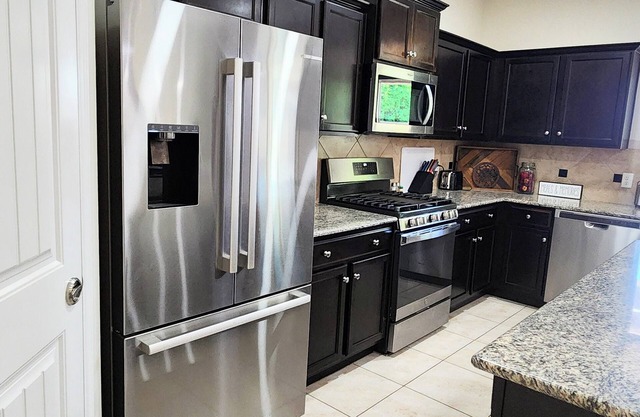 Araby! 5 star home, Spotless, king bed, all new appliances, near freeway!