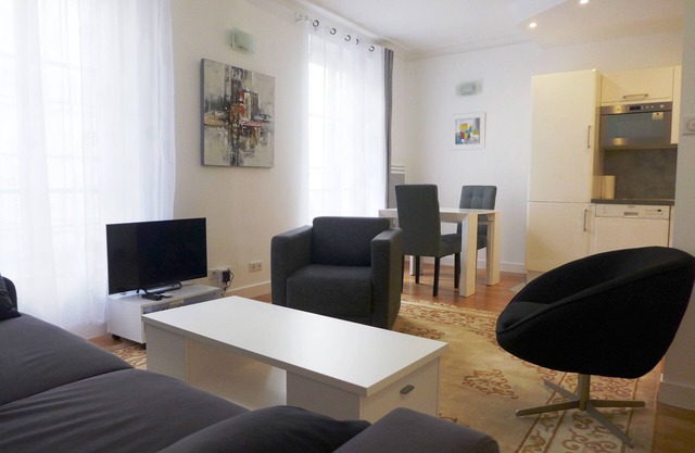 "Arc de Triomphe" está justo al lado - Luminoso apartamento con ascensor - 4 personas