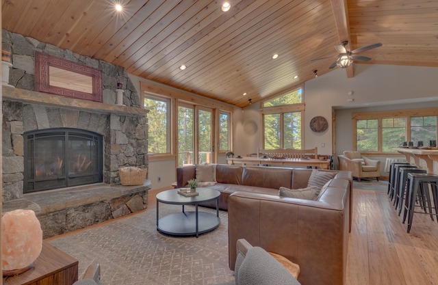 Arcade, Foosball, Spa, Shuffleboard, Grill, Open Floor plan, 5mins to Heavenly - Timber Lodge