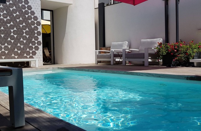 villa contemporánea con aire acondicionado y piscina climatizada