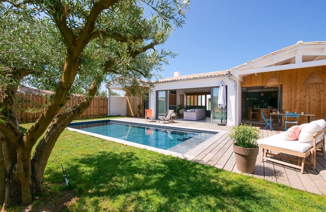 Villa con piscina climatizada y jardín