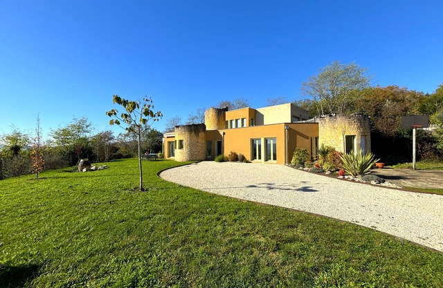 Architect-designed house with heated pool & 5**** view of village with all amenities