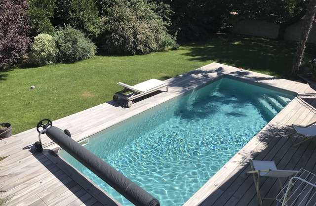 Casa amueblada de diseño arquitectónico con turismo de 4 estrellas y piscina climatizada.