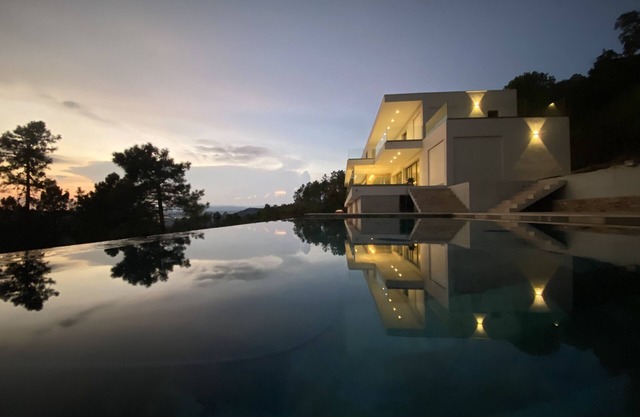 Architect-designed villa, panoramic view 18 km from the Gulf of St Tropez