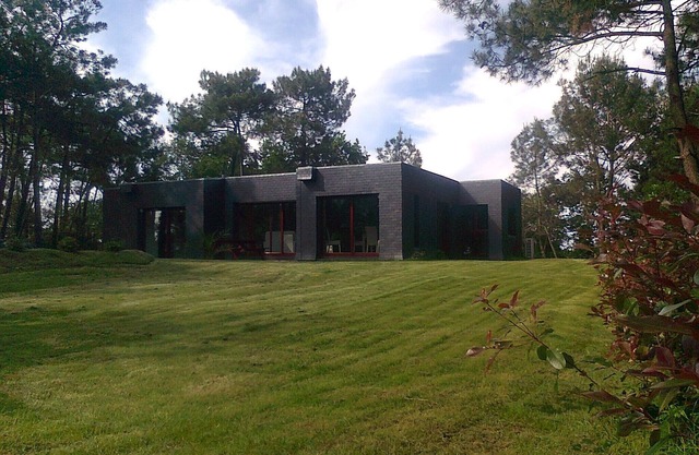 Casa de arquitecto a orillas del río Auray en 2000 m2 de bosque de pinos