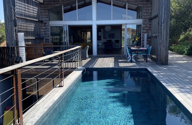 Villa de arquitecto con piscina y vistas al mar, en un entorno preservado.