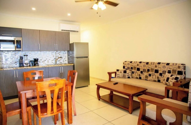 Entra a nuestro espacioso condominio de 2 habitaciones y 1 baño cerca de Eagle Beach