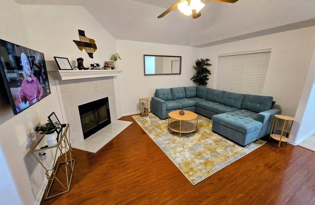 Arlington Social - 3 BR Entertainment District Home: 6-Min Walk to AT&T Stadium