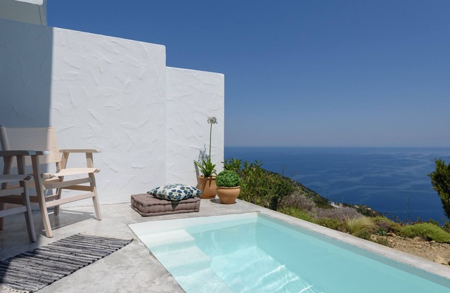 Armonia Boutique Hotel: habitación de lujo con vista al mar y mini piscina de hidromasaje