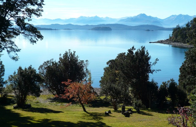 Casa Arrayanes con extraordinaria vista y costa al lago Nahuel Huapi