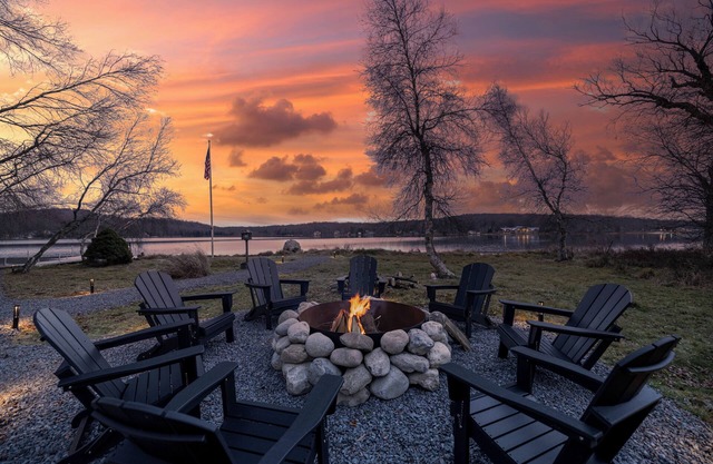 Lakefront chalet - hot tub, sauna, firepit, arcades, close to skiing