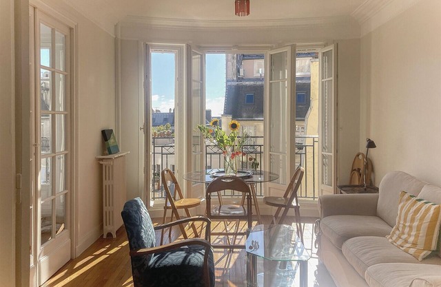 Art Deco flat on Parisian roofs