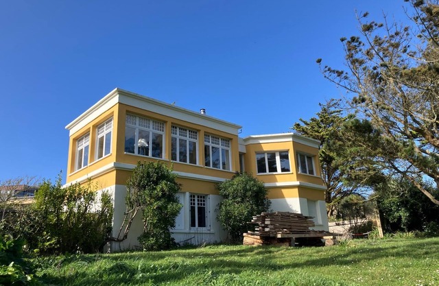 VILLA DE ART DECO CON JARDIN Y ACCESO DIRECTO A LA PLAYA.