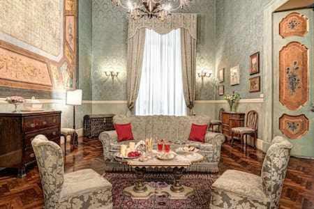 Arthouse Lady Marys Tribunali Luxury Suite