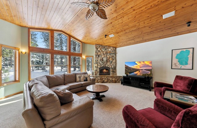Artisan Chalet: Pet Friendly, Deluxe Kitchen, Games