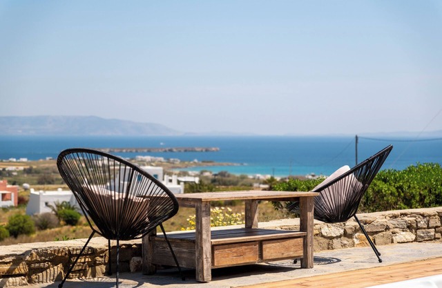 Artist Villa.1km Golden Beach.3 ensuites + sofa bed double. Sleeps 8. Jacuzzi.