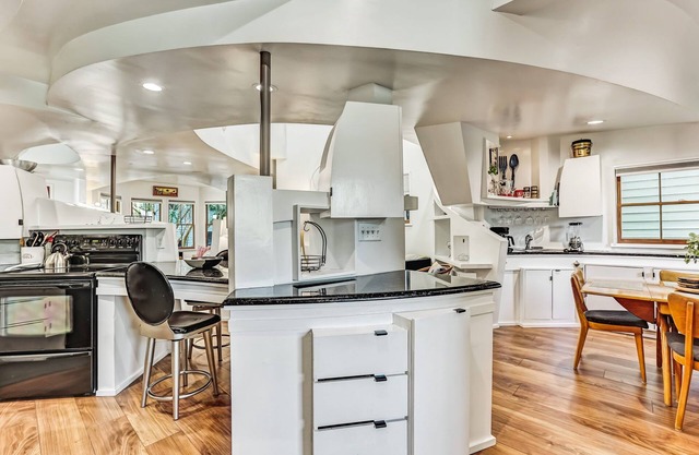 Artistic Executive Rental in Historic Savannah, Heated Pool Access by Southern Belle Savannah