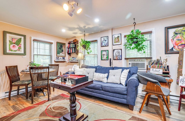 Artsy Cottage in Scotrun w/ Studio Space & Hot Tub