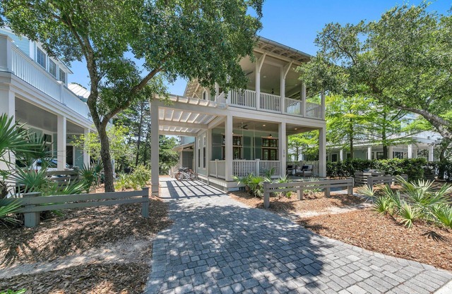 As you Wish: Watercolor 3BR + Loft/3.5B Coastal Craftsman Masterpiece, Renovated