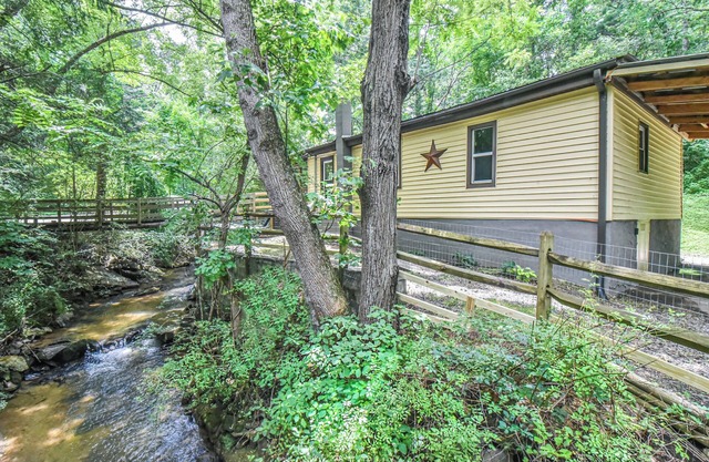 Asheville Creekside, 15 mins 2 Downtown, Hot Tub/Fire Pit /Fenced Yard for dogs!