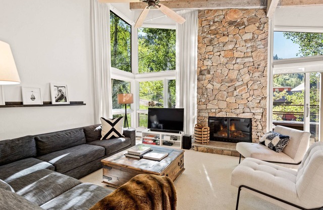 Aspen Mountain! Air Conditioning. Incredible Views. Gas FP, Balcony, Garage, Parking, Pool/ Hot Tub
