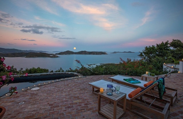 ASTRAL VILLA ultra private, stunning views, starry nights, saltwater pool, more!
