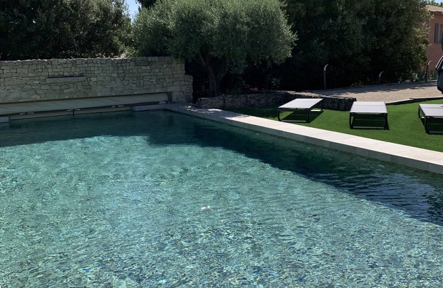 Al pie del Mont Ventoux, espaciosa casa, gran piscina climatizada y bonito jardín.