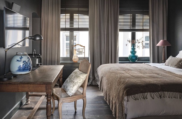 Atmospheric space with own bathroom in the heart of he city.