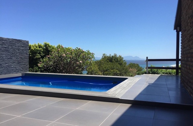 Atractivo apartamento estilo playa con jardín.