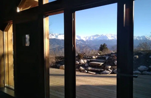 Atypical chalet with a green roof at 1000 M, breathtaking views of the mountains!