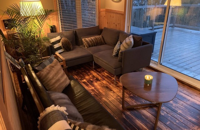 Au Bonheur du Lac Paré! Cozy Waterfront Cottage with Private Hot Tub (327842)