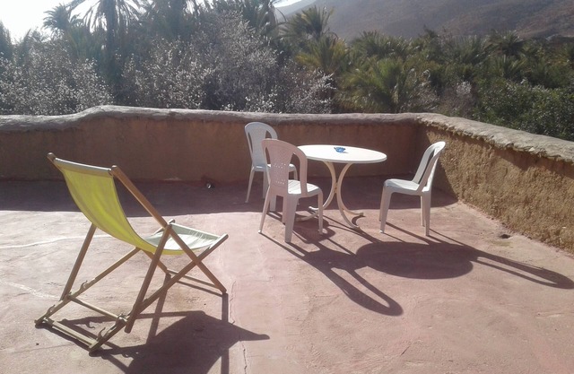 Auberge Chez Sahnoun es un hostal turístico situado en Tiouadou.