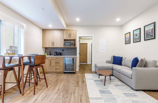 Aurora Lite - Brand new suite w/private entrance