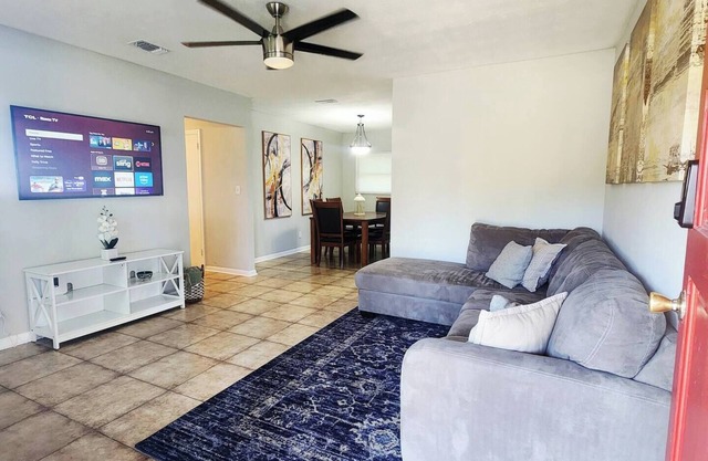 Austin Villa: 4Bd/2Bth Huge House/ Parking Sleeps 8! Jacksoville, FL