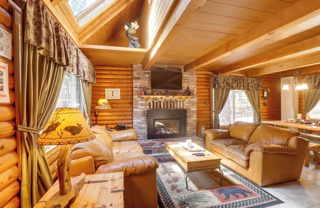 ¡Cabaña 'Smokey's Den' en South Lake Tahoe con bañera de hidromasaje!