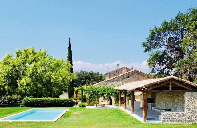 Stone house combining the old and the new, amidst vineyards and lavender fields