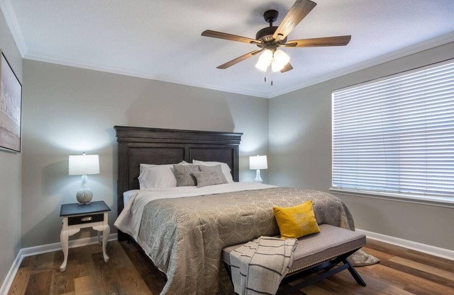 ~Spacious, Modern 5 Bdrm Home nr NAS Jax & Dwntn~