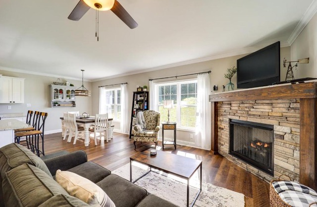 Autumn Retreat Pondside Cabin in Butler, TN