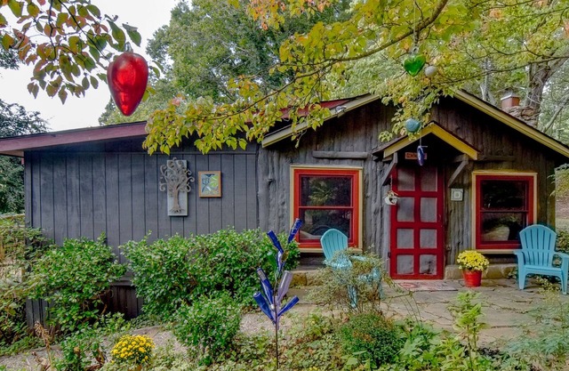 Sweet Cabin In The Woods, a 10 minutos de Ashvl. Un acogedor refugio para artistas con un hermoso jardín