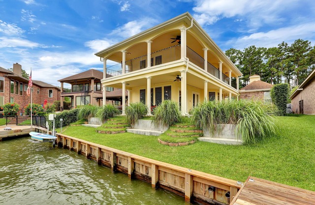 RESERVA AHORA SummerAvailable ... Pintoresco FRENTE AL AGUA Texas Single Home