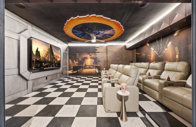 Avenger-inspired Cabin, FREE Waterpark, Indoor Pool, 10 Bedrooms Sleeps 40