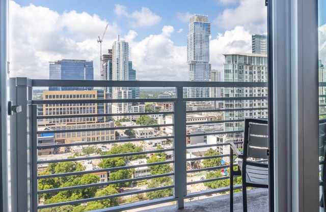 AWESOME AUSTIN VIEWS 2 bdrm Presidential Penthouse