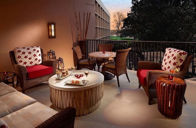 Awesome Find! w/ Roundtrip Airport Shuttle, Swimming Pool, Pets are Welcome!