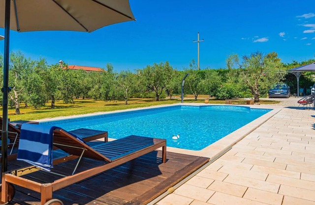 Impresionante casa en Tinjan con sauna