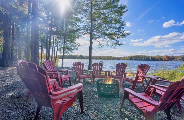 🐝 Awesome LAKEFRONT House w/ Hot Tub - Honeybee Hideaway 🐝