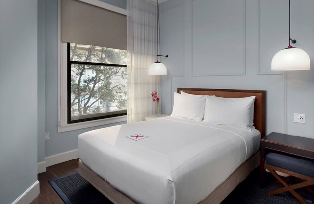 Axiom Hotel, Mono Queen, High-Tech Suite, Fiber Optic WiFi, Smart TV