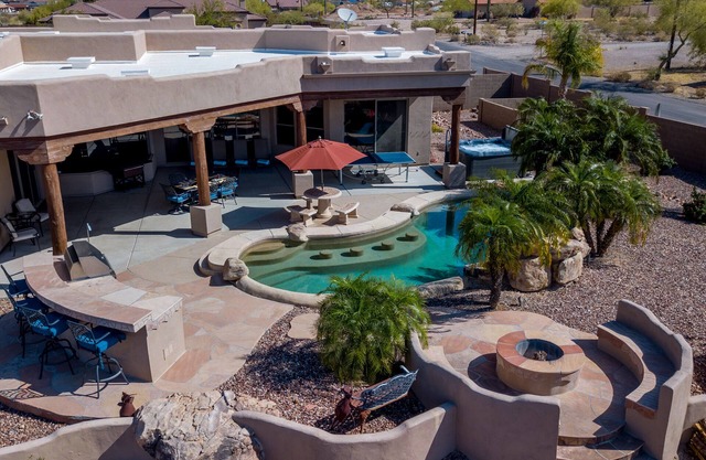 Amplio Sunset Estate con piscina, privacidad y cerca de todo menos los vecinos