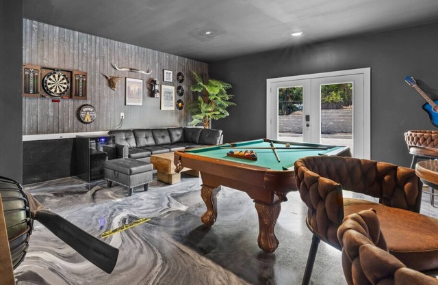 Bachelor’s Dream Pad - 4BR w/Game Room & Rooftop!