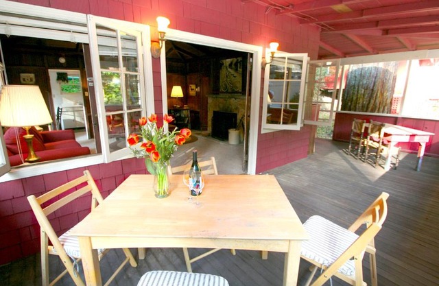 Back in the Day! Redwoods! Walk to River!! BBQ Grill! Fast WiFi!! Dog Friendly!